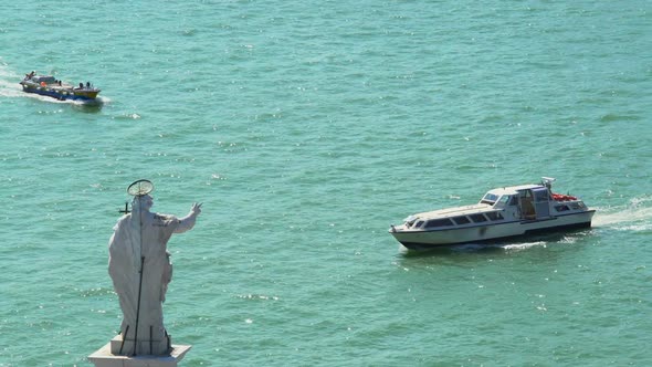 Transportation in Venice, the Statue of Redeemer on Roof of Church of St. George alt