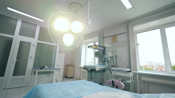 Switched-on Surgical Lamp in a Modern Hospital Room alt
