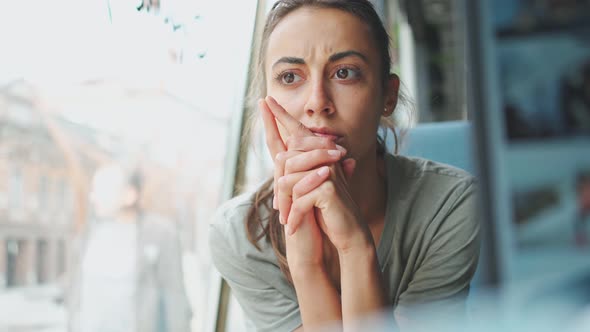 Worried Business Woman Face Looking at Laptop in Office alt
