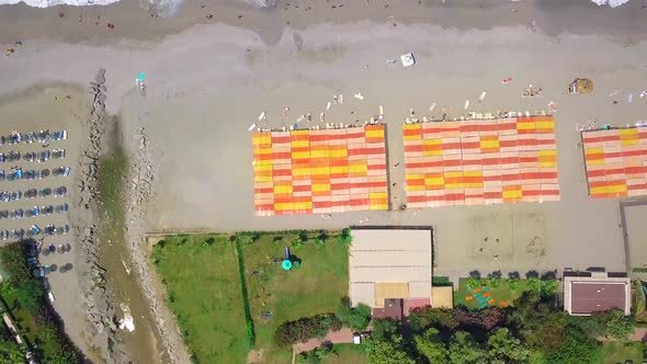 A huge ocean next to the beach alt