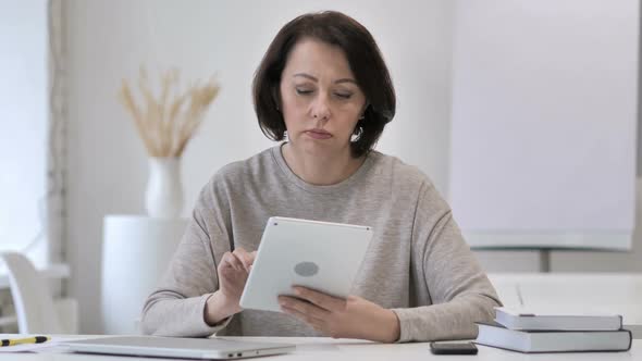 Old Senior Woman Browsing Internet on Tablet alt