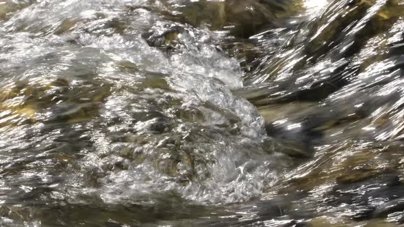 Close-up of flowing water of river Isar alt