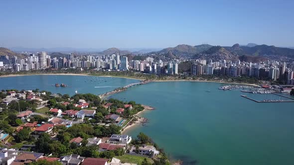 Chegada em Vtória, Espírito Santo, Brasil. Sobrevoando a Ilha do Frade. Drone shot flying over Vitór alt