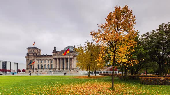 Cloudy Time Lapse of Reichstag building in Autumn, Berlin, Germany alt