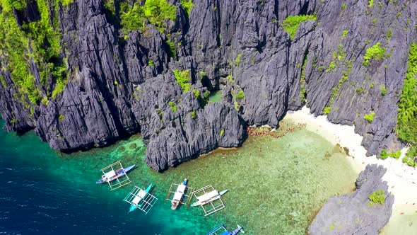 Tourist Boats and Karst Scenery at Secret Lagoon Beach in Miniloc Island, El Nido, Palawan alt
