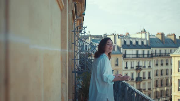 Young girl in a white shirt in Paris alt