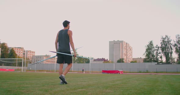 A Javelin Thrower Walks Around the Stadium with Spears and Collects Them. Go with a Spear in Hand alt