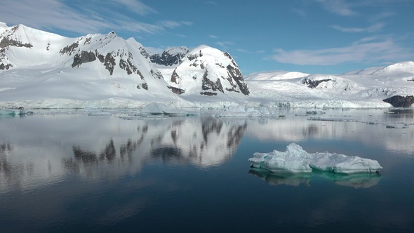 Icebergs are reflected in the water. Antarctic Nature. Majestic winter landscape. alt
