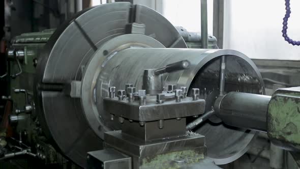 the Process of Grinding Large Metal Cylindrical Parts in Production