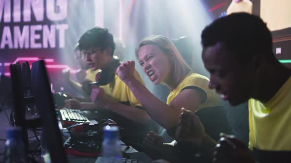 Blond Woman Motivating Diverse Teammates During Esports Competition alt