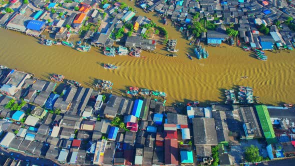 A fishing boat is sailing at Pak Nam Chumphon alt
