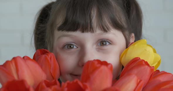 Child with flowers. alt
