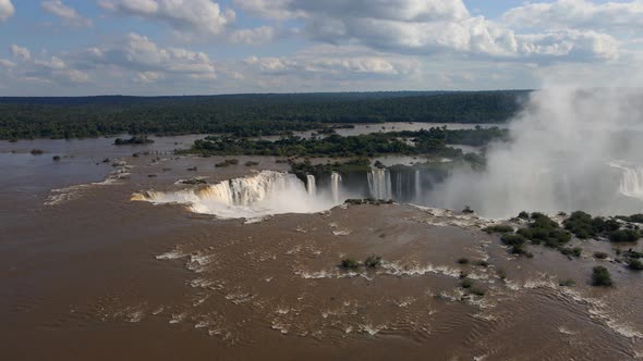 Iguazu Waterfalls in Brazil alt