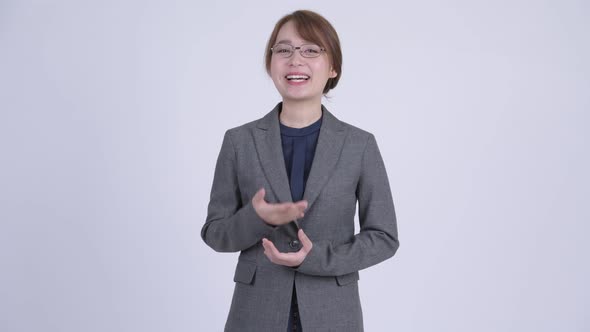 Young Beautiful Asian Businesswoman Explaining Something alt