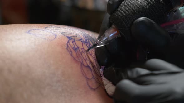 An Artist Carefully Put Some Art Design To His Client's Body Part With Hand Gloves And Small Cloth T alt