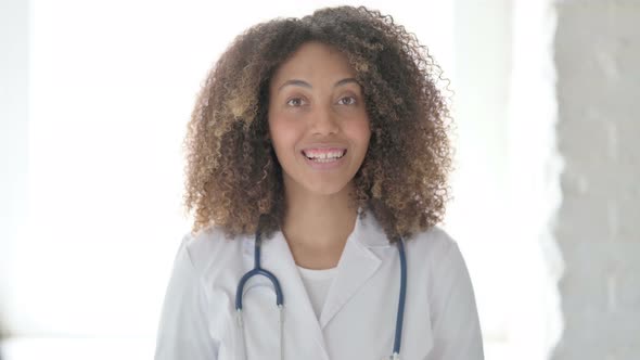 Talking Afrcian Doctor Doing Video Chat alt