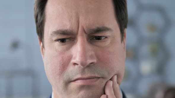 Close Up of Toothache, Man with Tooth Infection alt