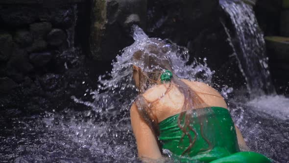 Slowmotion Shot of a Young Woman Visiting the Holly Springs in Indonesia. Tirta Empul Holy Water alt