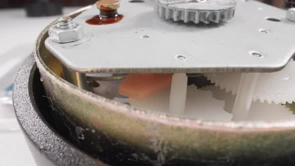 Small Plastic Gear Turns in Timelapse Intervalometer alt