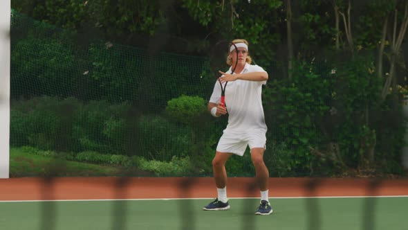 Tennis players playing a point alt