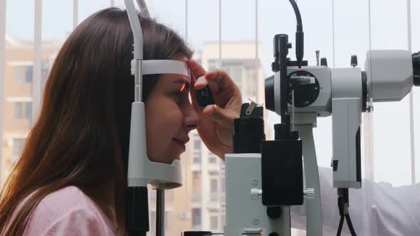 a Young Woman Checking Her Visual Acuity alt