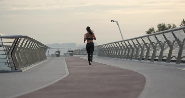 Fit Sportswoman Running alt