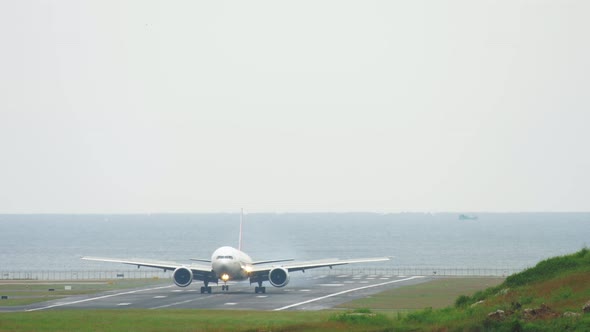 Widebody Aircraft Landing alt