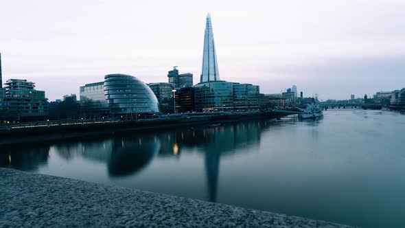 Time lapse of City Hall, London UK, as night settles in and boats sail on the river Thames. alt
