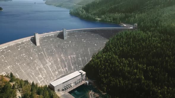 Drone camera shoots reservoir in front of a dam (Hungry Horse Dam, Flathead River, Montana, USA) alt