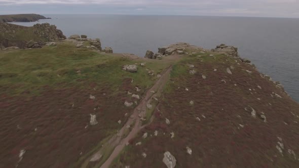 Cornwall coastline with cliffs and ocean waves alt