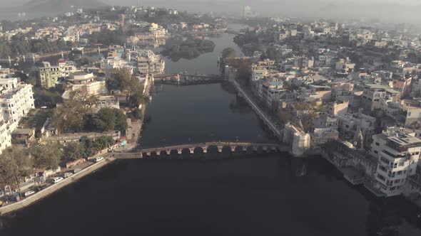 Top view of Daiji Bridge and Chand Pole Bridge crossing Lake Pichola in Udaipur, Rajasthan, India alt
