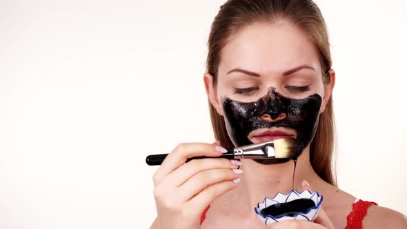 Girl Applying Carbo Mask to Face alt
