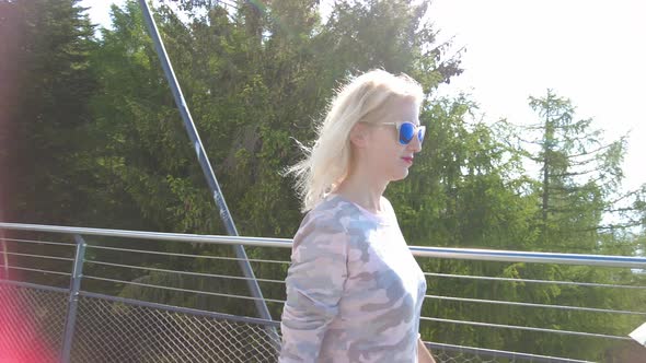 Woman on Aussichtsplattform Cardada Platform alt