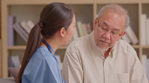 A doctor who works in an office and consults to patient, she explains health care symptoms and help alt
