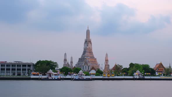 4K Time lapse, Wat arun, Boat traffic in the Chao Phraya River and in the city center alt