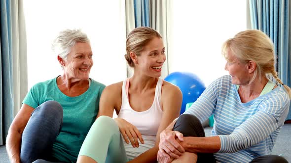 Trainer interacting with senior women during break alt