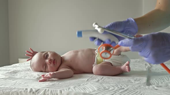 Measuring the Temperature of a Newborn with a Non-contact Thermometer in a Clinic alt