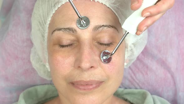 Microcurrent Therapy Mature Woman alt