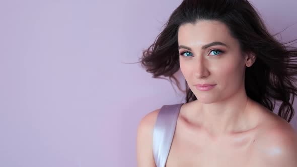 Girl Model with Curly Voluminous Hair Looking at the Camera alt