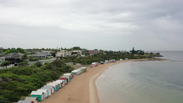 Drone Aeriel Footage at Brighton Beach Over Colourful Beach Houses / 82 distinctive Bathing Boxes Po alt