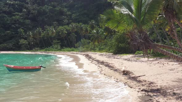 4k 30fps A Virgin Beach With A Boat In The Beach In The Caribbean In The Paradise alt