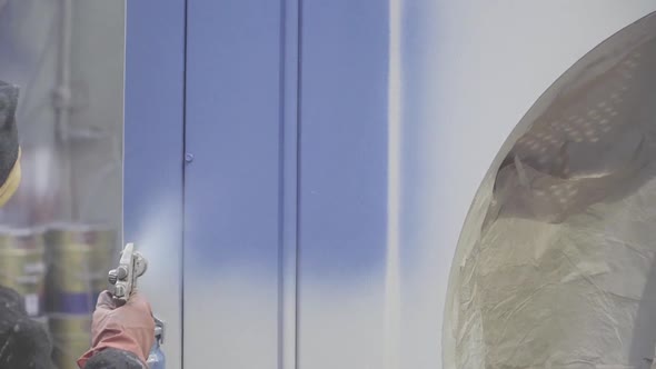 Industrial worker makes paint alt