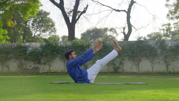Man doing yoga alt