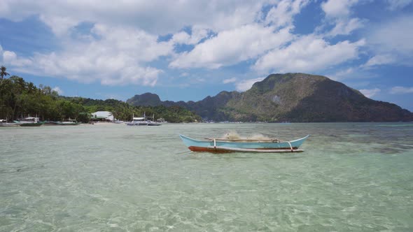 El Nido Bay. Palawan Island, Philippines. Filippino Fishing Boat Float in Shallow Water Lagoon alt