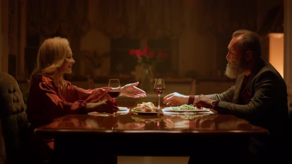 Love Senior Couple Talking Romantic Date in Restaurant alt