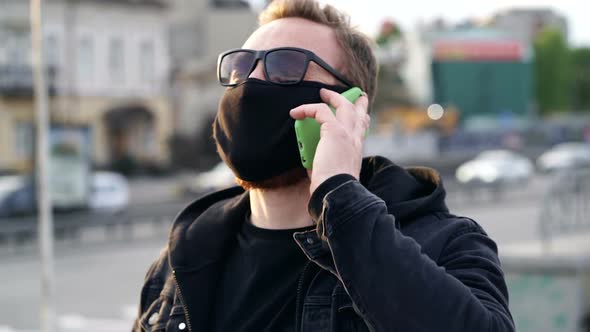 Man with face mask walking at the street. 