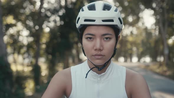 Cyclist Girl Training alt