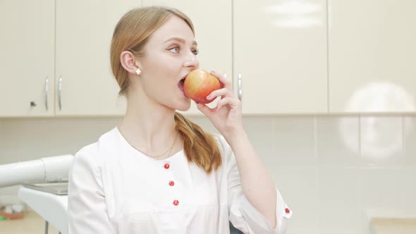 Healthy Lifestyle People Eat Apples Healthy Teeth Dentist's Office