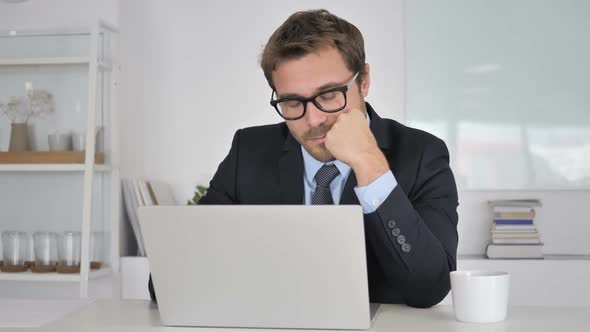 Tired Businessman Sleeping at Work alt