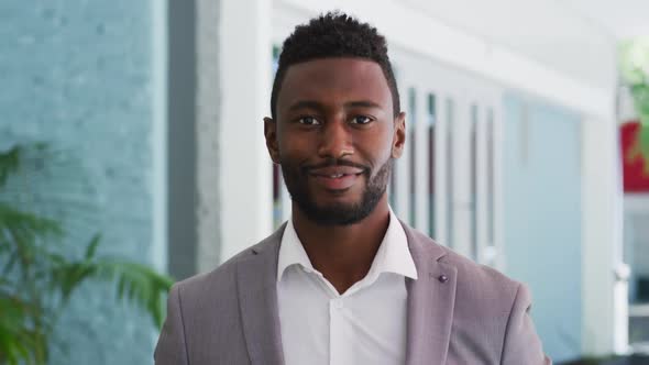 Portrait of smiling african american businessman in cafe alt